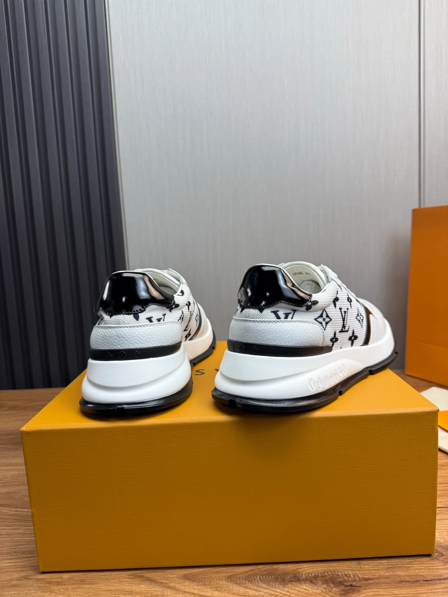 Men's shoes 💰800💰 LOUIS VUITTON [Luden Yiwei] Brand new trendy Lv is on the market 🎁, casual and fashionable men's shoes 👟Original 1:1 shipment✅ The upper is made of imported brand leather + cowhide lining, the original wear-resistant rubber outsole, the version is simple and elegant, exclusive for trendy men. 38-44 (customized at 38.45)